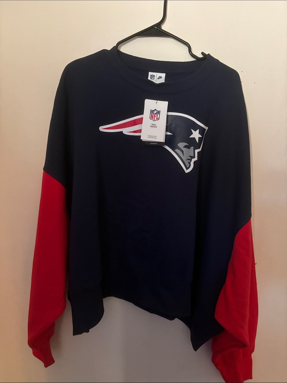 Women’s crop Nike Navy and Red Patriots Logo Crewneck Sweatshirt